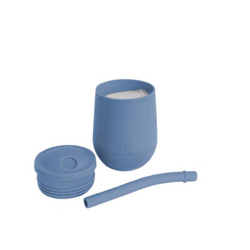 EZPZ Silikonowy kubeczek ze słomką Mini Cup + Straw Training System 120 ml ciemny niebieski